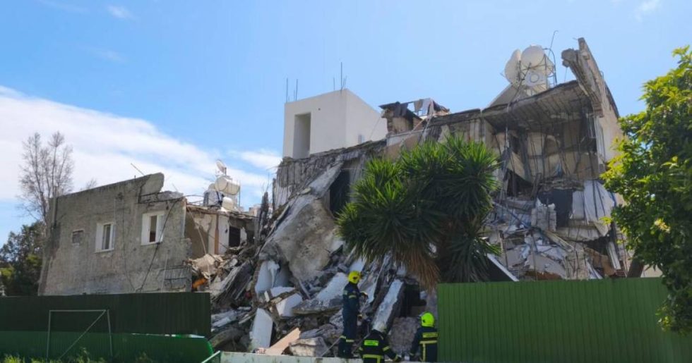 Ανασύρθηκε και δεύτερος νεκρός από τα συντρίμμια της πολυκατοικίας στην Κύπρο - Στο νοσοκομείο τρία άτομα [εικόνες]